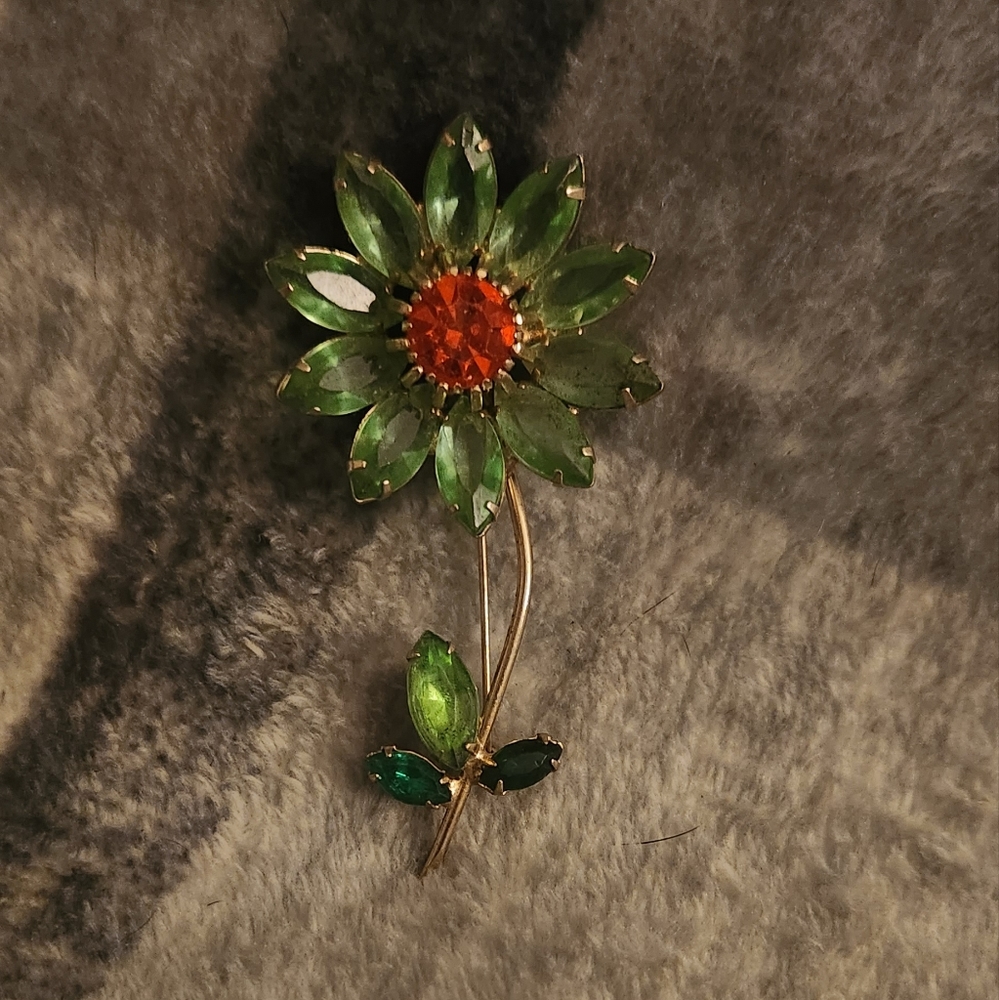 Flower vintage pin